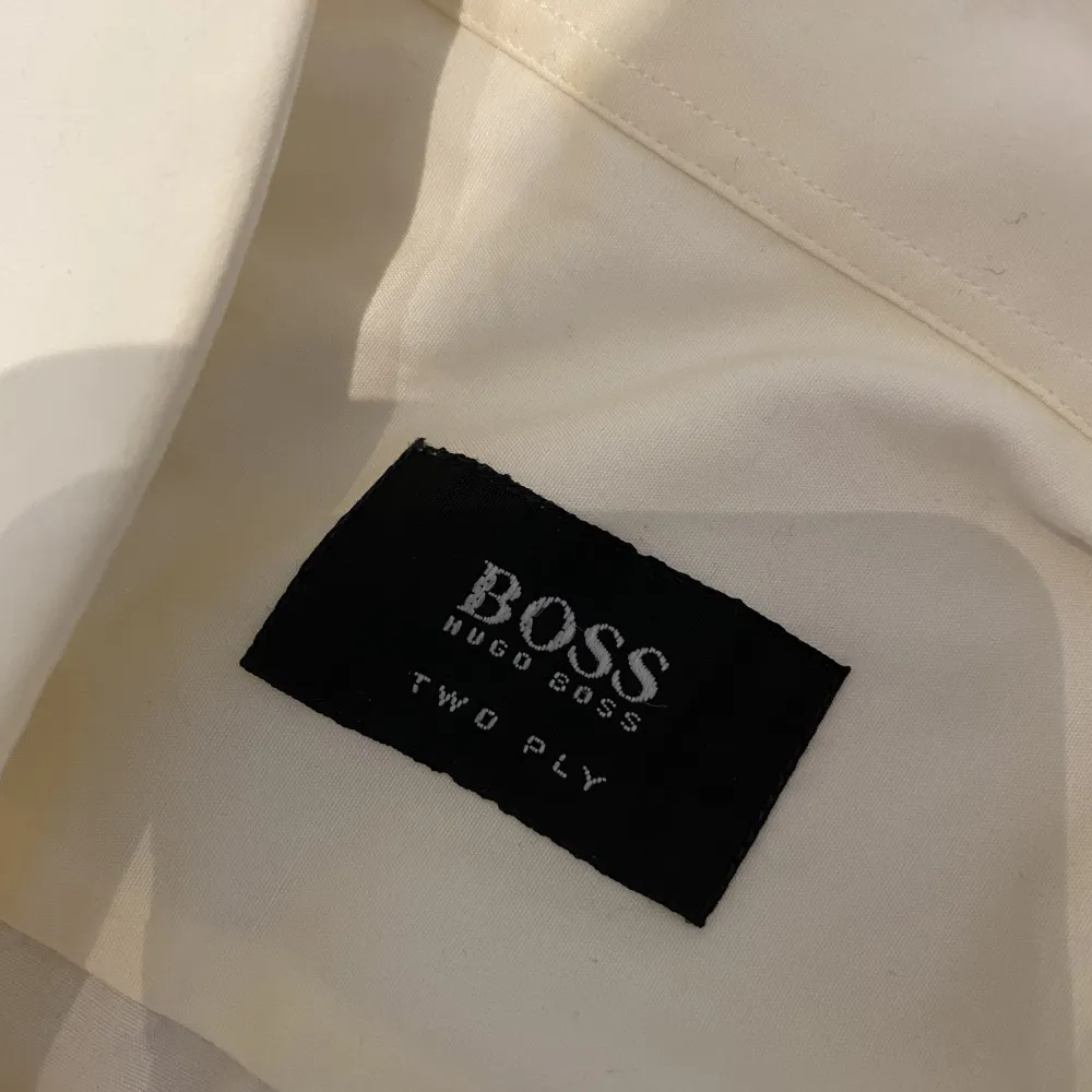 Kräm vit hugo boss skjorta storlek M. Självklart äkta. Skjortor.