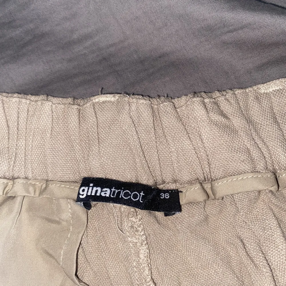 Snygga beiga shorts som jag köpte på Sellpy förra året men inte använt, då de inte riktigt var min stil. Bra skick, endast lite skrynkliga, och super skönt material Skriv gärna om ni har frågor eller vill ha måtten🌸. Shorts.