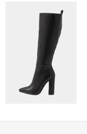 Klackar  - Svarta höga klackar i storlek 37 använd tre gånger. Produktionen är i bra skick. 