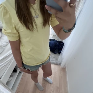 Gul t-shirt - En jättefin och gullig gul T-shirt med puff armar! Säljs för att jag inte får användning av den 