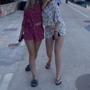 Rosa Set - Säljer det urgulliga rosa setet till vänster, storlek S. 