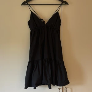 Svart klänning  - Perfekt för sommaren, säljer då den inte längre passar. Använd en gång så nyskick!😚