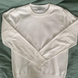 Vit stickad tröja🤍 - En väldigt fin Sthlm stil tröja, med små ”puff ärmar” köpt i storlek L för att få den lite  oversized🤍