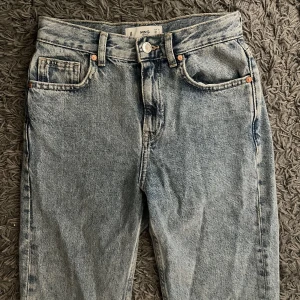 Midwaist jeans - Midwaist jeans från Mango i storlek 32, använda fåtal gånger.  Säljer för 120 kr, kan mötas upp i Kalmar eller skickas mot fraktkostnad.
