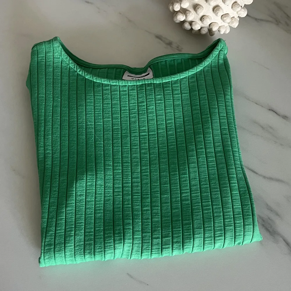 Superhärlig grön tishirt i ”ribbad” material, väldigt stretchig . T-paidat.
