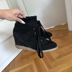 Sneakers - Isabel Marant liknande sneakers/boots! Perfekta nu i sommar. Bra skick, storlek 36/37😇
