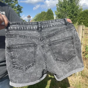 Jeansshorts  - Använts ett fåtal gånger men inga direkta tecken på användning finns. Jag skickar gärna fler bilder vid intresse! 