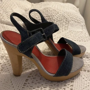 Klackskor  - Söta skor från zara i storlek 38 men jeans material