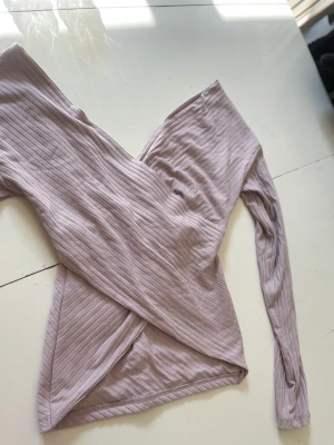 Tröja - Långärmad crisscross tröja, aldrig använd! Ljusrosa färg!