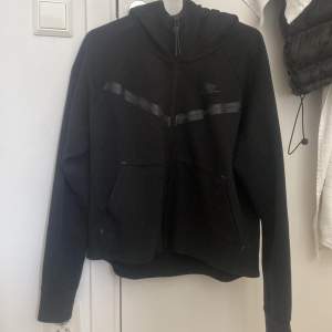 (Tjejmodell) nypris 1200 kr nike tech fleece, använd 1 gång kommer ej till använding, helt nyskick