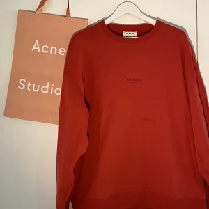 Acne Studios Stockholm reversed Logo Sweater - Hej! Säljer en riktigt schysst Sweater från Acne Studios. Stockholm kollektionen och nypris över 3500kr. Storlek Medium men oversized och passar även Large. Använd men i dugligt skick. Påse ingår ej.Priset är inte hugget i sten. Hör av dig vid frågor