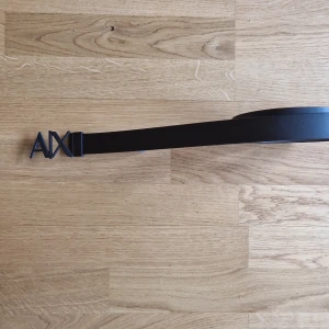Armani exchange bälte till salu - 95CM långt, svart armani exchange bälte en smalare modell som bassar bra i kostymbyxor. Andvänt få gånger bra skick. Kvittens som intygar äkthet och köp finns!