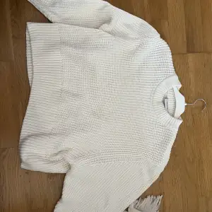 Säljer denna sååå fina vita ”virkade” sweater, den är monki orginal pris 249, säljer för 110!💕(storlek M men passar även S)