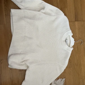 Virkad tröja - Säljer denna sååå fina vita ”virkade” sweater, den är monki orginal pris 249, säljer för 110!💕(storlek M men passar även S)