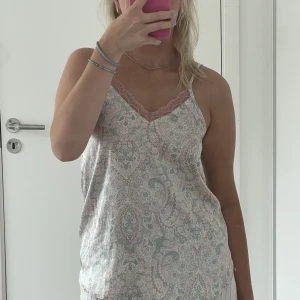 Topp  - Söt pyjamastopp som även kan användas till vardags. 