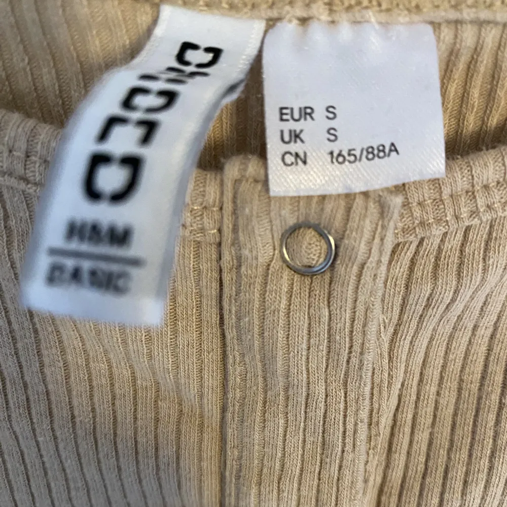 Sött Beige tröja från H&m i Storlek S 💕💕Fick i present o har aldrig använt så väljer att sälja.. Toppar.