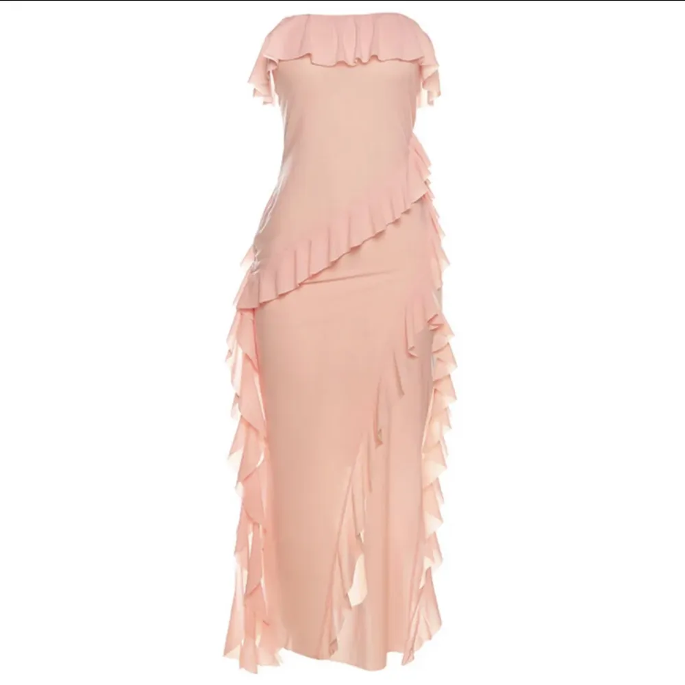 jätte fin rosa klänning 💗lite genomskinlig o därför äslkar jag att ha den som en cover up på typ stranden eller så 🎀. Klänningar.
