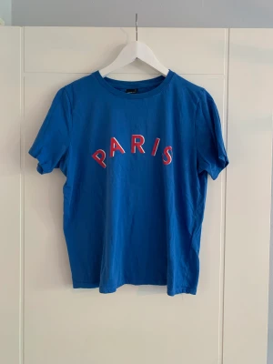 Paris tshirt - Blå Paris tshirt från Gina. 