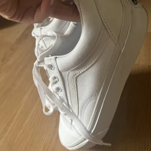 Vans - Säljer dessa vita Vans som jag endast haft två gånger. Storlek 36. (Läs bio)