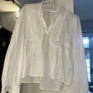 B&sh blus - Helt oanvänd. Köpt för ca 3700kr