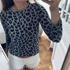 Mönstrad tröja  - Sjukt snygg leopard-mönstrad tröja!🖤🤍🖤🤍🖤