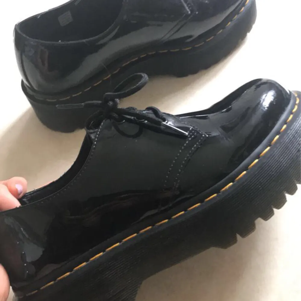 Säljer mina i princip oanvända dr.martens eftersom jag inte får användning av dom. Är storlek 41, fast passar mig som är 40. Original pris är cirka 2000. Skriv om ni har frågor eller prisförslag!. Skor.