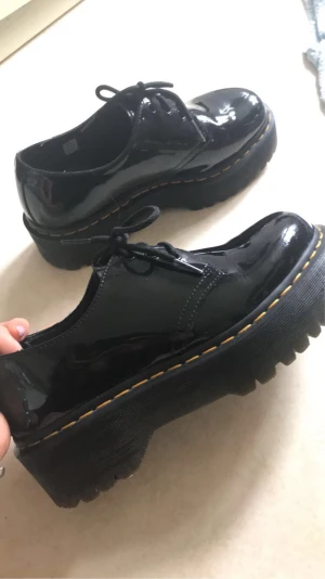 Dr.Martens - Säljer mina i princip oanvända dr.martens eftersom jag inte får användning av dom. Är storlek 41, fast passar mig som är 40. Original pris är cirka 2000. Skriv om ni har frågor eller prisförslag!