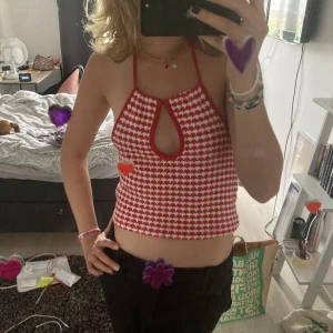 Röd topp - Skitsöt röd virkad topp från Zara⭐️ Perfekt till sommaren. Varsamt använd, finns inga tecken på användning💟 