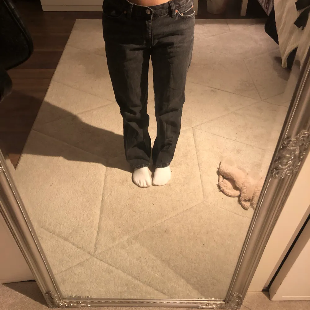 Mörka grå jeans ifrån Gina Tricot i storlek 34. Byxorna är i petite modell och alltså lite kortare i benen. Lagom längd på mig som är 158cm. Endast använda 3/4 gånger då jag tycker de känns lite för stora. Fint skick.. Jeans & Byxor.