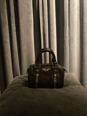 Zadig sunny bag nano - Jättefin zadig & voltaire väska i minsta modellen! Mycket fint skick. Axelremsband medföljer. Hör av er vid eventuella frågor!💕