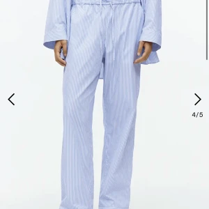 Arket byxor - Säljer dessa snygga byxor från Arket som är helt oanvända! Ord pris är 690kr och jag säljer för 349kr!!!❤️❤️