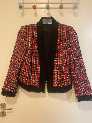 River island kavaj  - Säljer en riktig bra skick som ny  river island kort kavaj i storlek UK 8. Finns att hämta i Sthlm eller köparen får stå för frakt 📦 