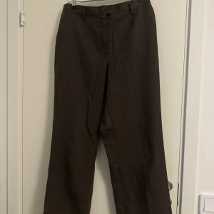 Kostymbyxor  - Randiga kostymbyxor från Lindex. Vet ej vilken storlek men tror M/L. 