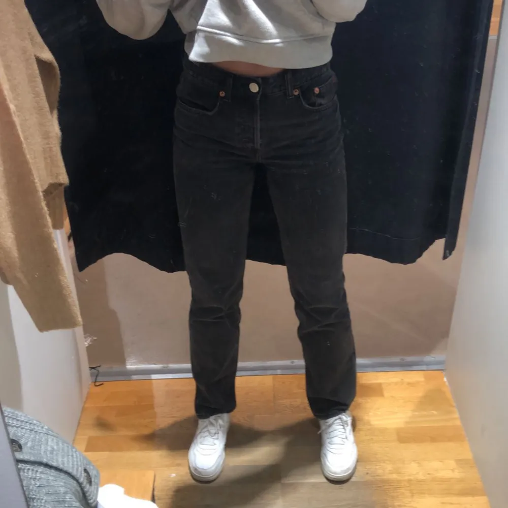 Säljer mina fina grå Lågmidjade jeans från bikbok. Är i storlek S. Skriv för fler bilder! Är 170cm💗nypris 599kr. Jeans & Byxor.