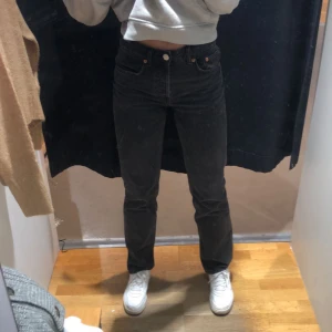 Lågmidjade jeans  - Säljer mina fina grå Lågmidjade jeans från bikbok. Är i storlek S. Skriv för fler bilder! Är 170cm💗nypris 599kr