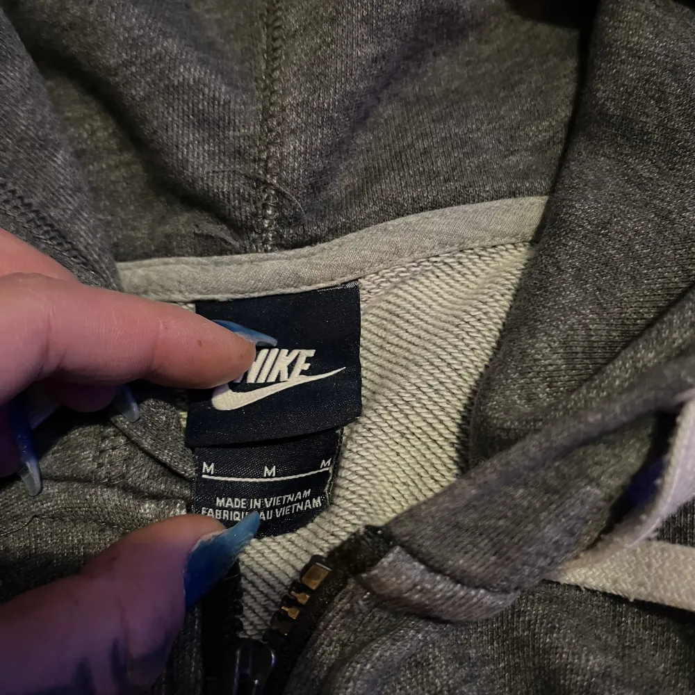 Fin Nike hoodie i strl m, bra skick men kommer tyvärr inte till användning🥰. Hoodies.
