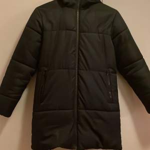 Black puffer jacket from everset in size 147 fits S