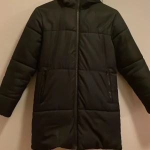 Puffer jacket  - Black puffer jacket from everset in size 147 fits S