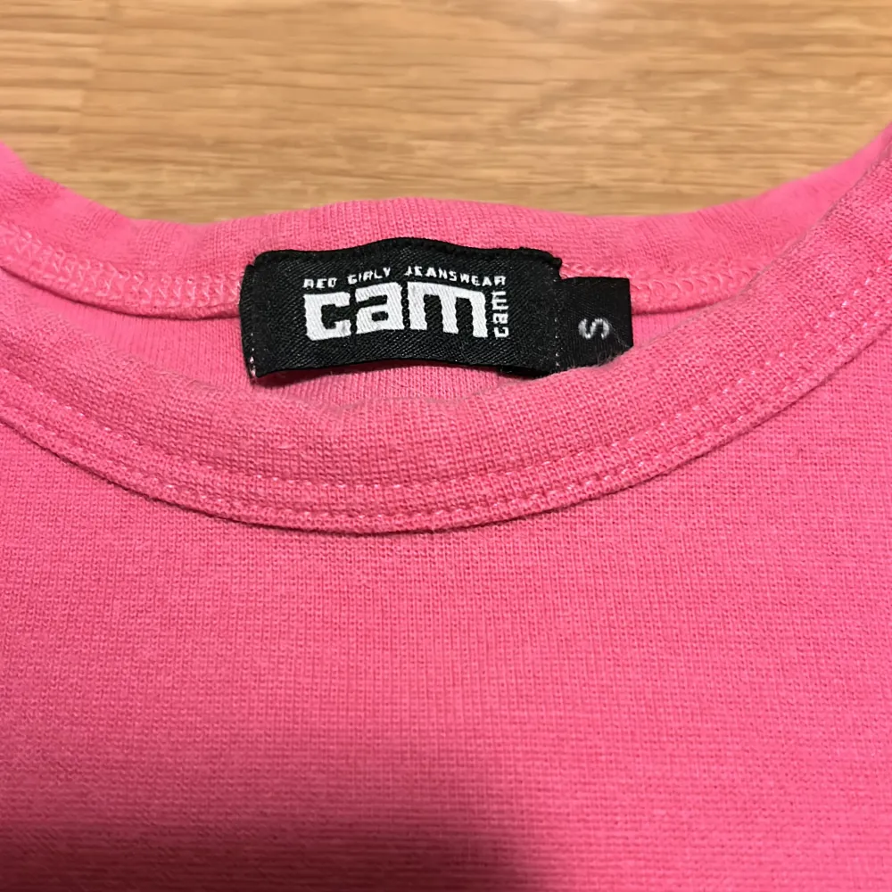 Långärmad i så fin rosa färg. I storlek S men kan även passa XS💗 Den är i lite tjockare tyg. Fint skick. T-shirts.