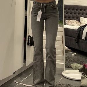 Bootcut jeans  - Skitsnygga grå bootcut jeans från Gina tricot🤍🤍 Stl 32 (perfekt i längden på mig som är 165), nypris 499, helt oanvända endast provade