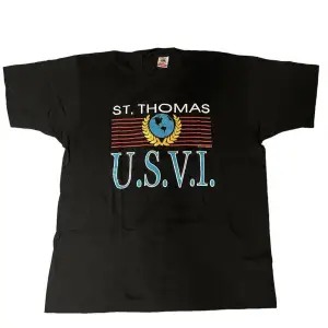 Vintage St.Thomas T-shirt som legat inplastad sedan sent 80-tal. Skriv på dm vid frågor eller fler bilder!