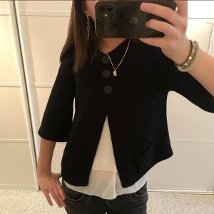 Trekvartsärmad svart kofta💗 - Jätte fin med fick detaljerna i mycket bra💕 köp gärna genom köp nu💗