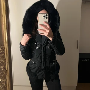 Amoress jacka med luva  - Den saknar bälte!  Luvan är stor och skön perfekt för vintern! 