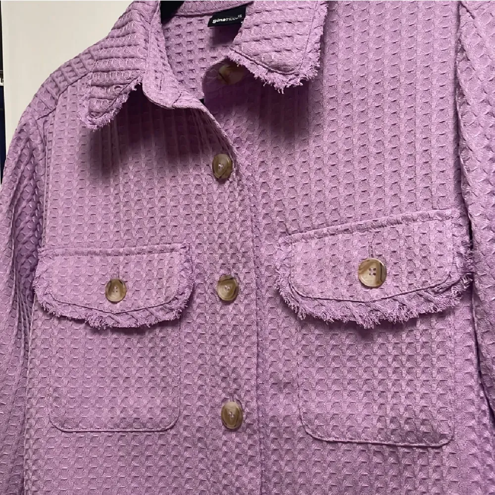  Skjortjacka i färgen lila från Gina Tricot. Den är XS men som man ser på bilden är den stor i storlek, skulle nog passa alla mellan XS-XL. Priset kan diskuteras!. Skjortor.