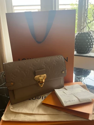 Louis Vuitton vavin chain wallet - Min fina lv väska i färgen Dune, inköpt i Louis Vuitton i Stockholm December 2021. Går ändats att få tag på i Sverige i butik och kommer in fåtal gånger där. Varsamt använd. Box, kvittot samt dustbag medkommer 