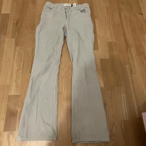 Gap flare/bootcut Manchester/corduroy byxor - Jättefina beige manschetter/corduroy byxor ifrån gap i storlek xs. Kommer aldrig till användning dock  :((Sitter lowwaist på mig o är flare/bootcut