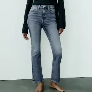 Så fin färg men dessa var för små för mig!! Jeansen är i nyskick med prislappen kvar, var lite svårt att visa modellen med bilderna men det är high/mid waist ”stove pipe” jeans! 