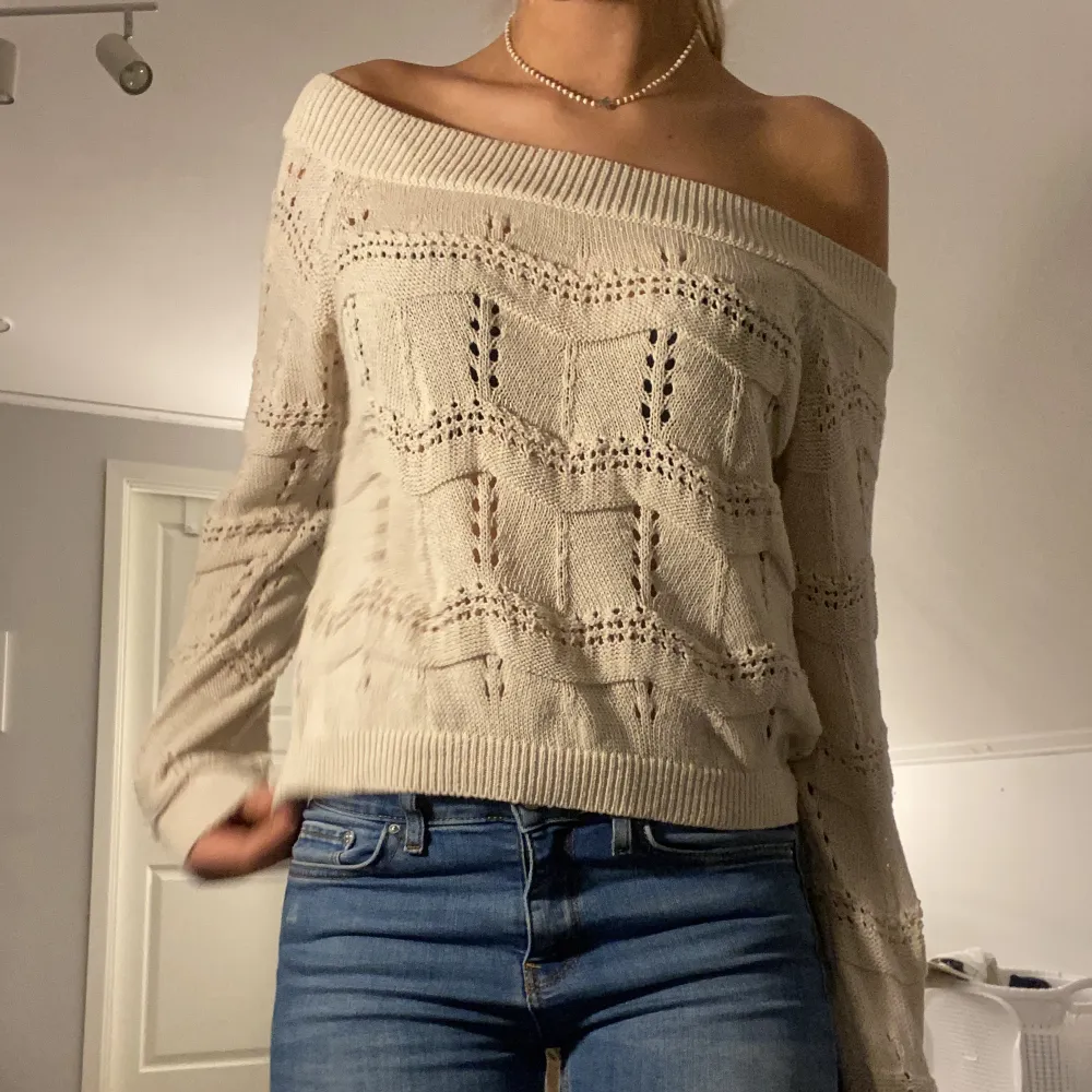 Snygg offshoulder tröja som man kan ha på lite olika sätt❣️Använd fåtal gånger . Toppar.