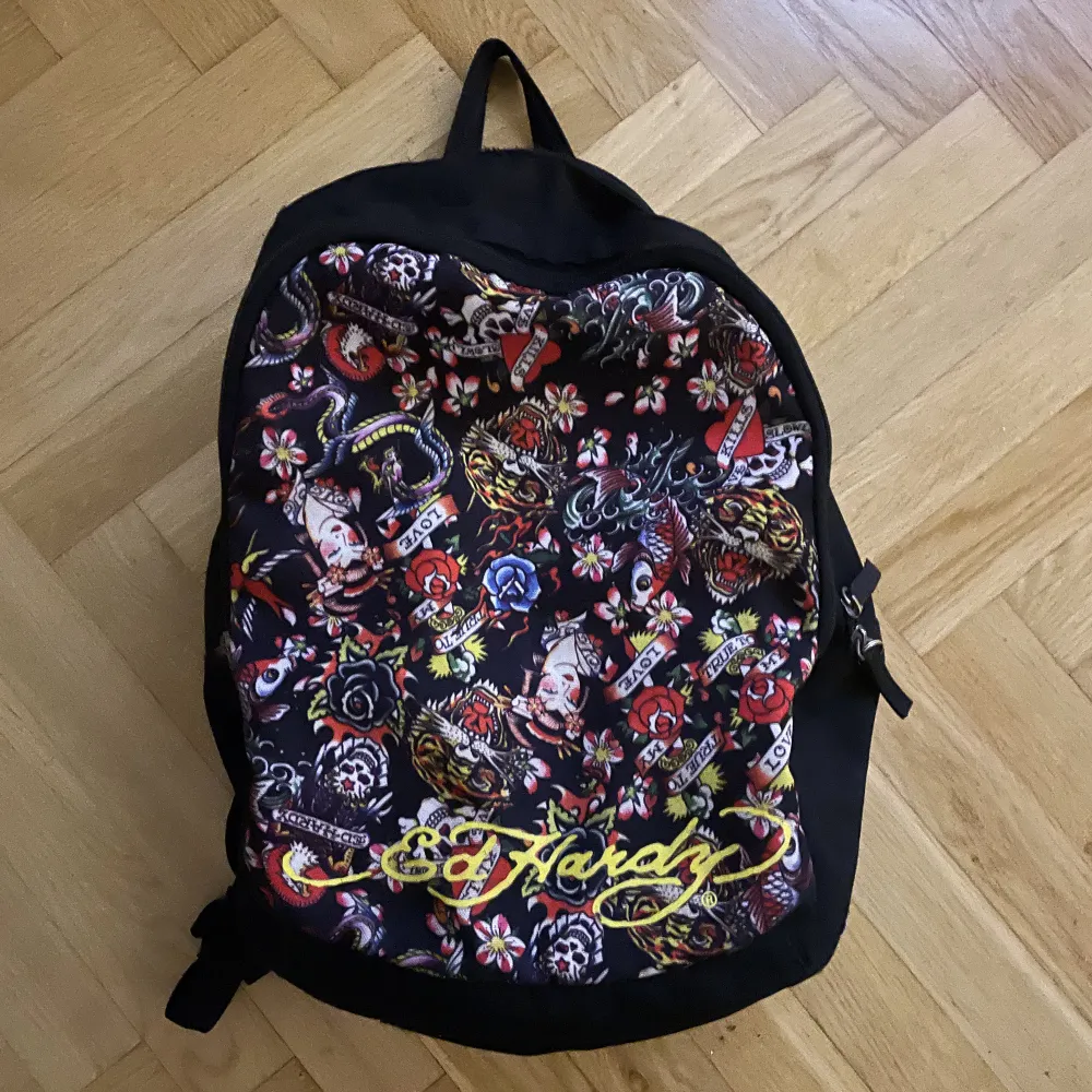 Säljer min Ed Hardy Ryggsäck då jag fick den när jag var yngre och den har inte blivit använd på ett bra tag🙏  Väldigt bra skick och priset är inte hugget i sten! . Väskor.