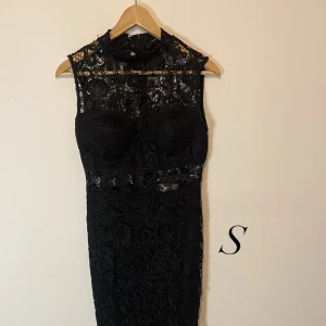 Klänning - Svart lång spetsklänning från NAKD storlek S 